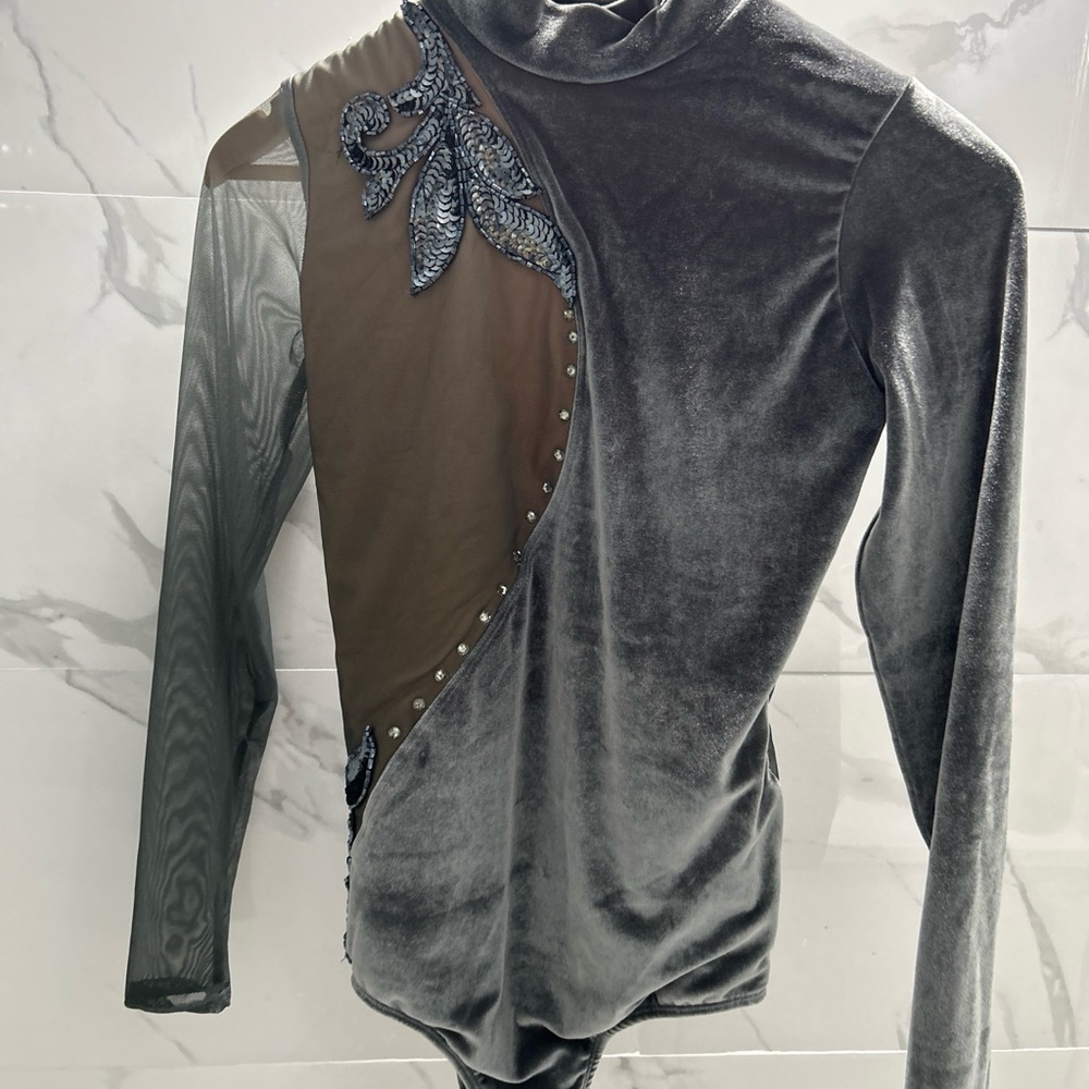 Ilógea leotard body suit gray/ silver long sleeve mesh appliquéd sz l custom